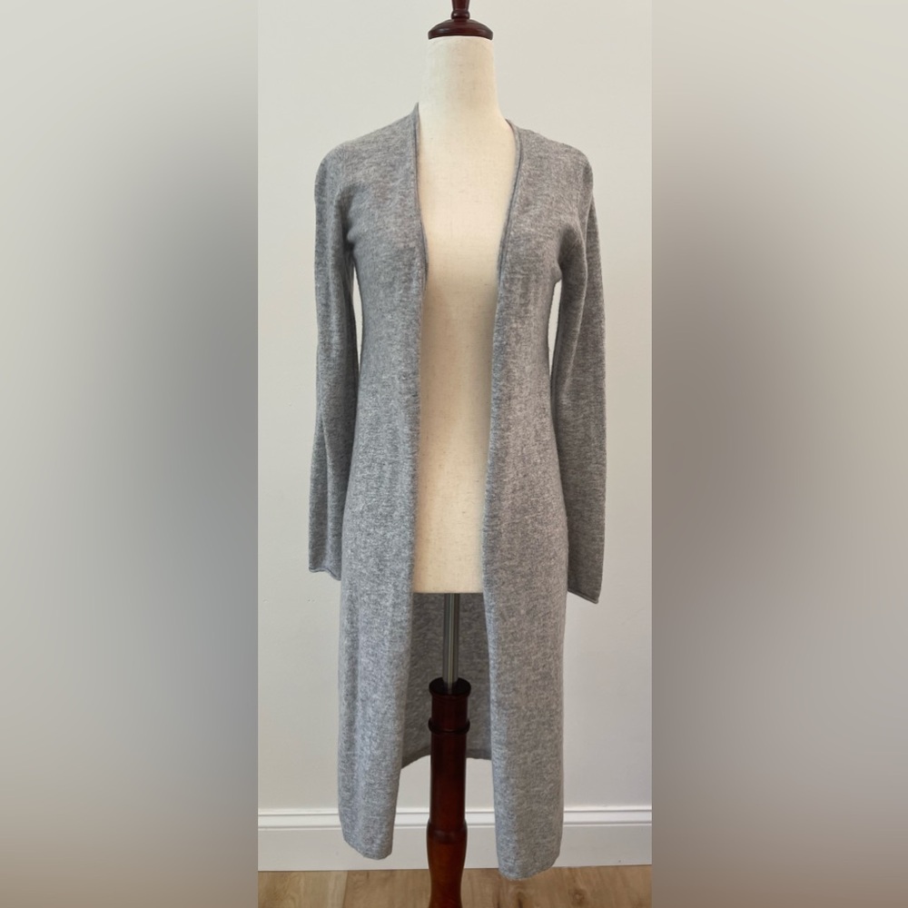 J McLaughlin grey 100% cashmere sweater